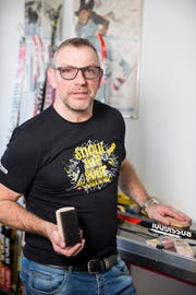 Udo Raunjak zeigt die intelligente Bürste.