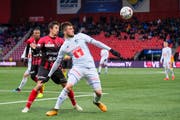 War es sein letztes Spiel für den FC Luzern? Tomi Juric (in Weiss) am letzten Sonntag in Neuenburg gegen Xamax. (Bild: Martin Meienberger/Freshfocus (10. Februar 2019))