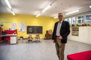 Gemeinderat Robert Odermatt macht sich ein Bild vom Schadstoff Naphthalin betroffenen Raum. (Bild: Dominik Wunderli, Horw, 12. Februar 2019)