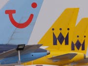 Der Reisekonzern Tui hofft wegen des bevorstehenden Brexits auf eine Regelung der Flugrechte in letzter Minute. Andernfalls muss er um den Betrieb seiner Airlines Tui Airways und Tuifly fürchten. (Bild: KEYSTONE/AP/ALASTAIR GRANT)