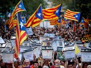Demonstranten in Barcelona am ersten Jahrestag des von der spanischen Zentralregierung für illegal erklärten Unabhängigkeitsreferendums in Katalonien. Dieses fand am 1. Oktober 2017 statt. (Bild: KEYSTONE/EPA EFE/ALBERTO ESTEVEZ)