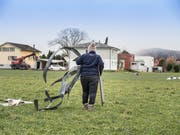 Die Sturmschäden sind im Quartier Kolbenstein besonders schwer. Es wurden ganze Häuser, Hundezwinger und Autos, in Mitleidenschaft gezogen. (Bild: Hanspeter Schiess)