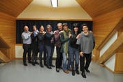 Bringen die Trefferei voran: (von links) Gemeindepräsident Rolf Züllig, Andrea Faeh, Jasmin Wenk, Gaby Holenweg, Gemeinderat Walter Hofstetter, Astrid Metzger, Bea Frei und Betriebsleiterin Pamela Lepri Koch. Auf dem Bild fehlt Schulratspräsidentin Rita Elmer. (Bild: Sabine Camedda)