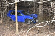 Das Auto kam zwischen zwei Bäumen zum Stillstand. (Bild: Kantonspolizei St.Gallen)