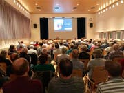Der fast bis auf den letzten Platz gefüllte Niederbürer Gemeindesaal zeigte anschaulich, wie gross das Interesse am traktandierten Kaufgeschäft war. (Bilder: Andrea Häusler)
