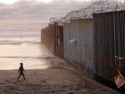 Trump lenkt im Budgetstreit ein: Mauer am Strand in Tijuana, Mexiko. (Bild: KEYSTONE/AP/GREGORY BULL)