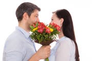 Die einen freuen sich über Valentinstagsgeschenke, für andere ist es ein Tag wie jeder andere. (Bild: Fotalia)