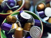 Mit Nespresso und der Marke Nescafé ist der Nahrungsmittelkonzern Nestlé im Kaffeegeschäft weltweit bereits sehr erfolgreich unterwegs. Neue Produkte und die Kooperation mit der Kaffeekette Starbucks sollen die Gruppe etwa in den USA voranbringen. (Bild: KEYSTONE/GAETAN BALLY)