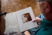 Ein Fotoalbum erinnert an die Hochzeit vor 40 Jahren.