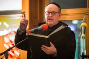 Alt Stadtrat Fredy Brunner als Schnitzelbänkler Gallus. (Bild: Urs Bucher - 28. Februar 2017)