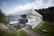 April 2013: In und rund um die Turnhalle laufen die Arbeiten für den Wiederaufbau. (Bild: Urs Bucher, 16. April 2013)