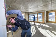 Ramon Baumgartner, Bauleiter Elektroanlagen, auf der Baustelle.