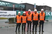 Der Baustart für das Projekt «Dreiklang» am 11. Februar (von links): Xaver Sigrist, VR-Präsident und CEO Anliker Holding AG, Generalunternehmer «Dreiklang»; Sandra Hauser, Mischa Badertscher Architekten AG, Architektur «Dreiklang»; Daniel Salzmann, CEO Luzerner Kantonalbank AG, Bauherrin «Dreiklang»; Marcel Hurschler, CFO Luzerner Kantonalbank AG, Bauherrin «Dreiklang»; Urs Birrer, Regionaldirektor Luzerner Kantonalbank AG, Sursee. (Bild: PD)