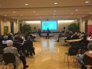Christian Gerhardt und René Wildhaber von der Post diskutieren im Rathaus mit den Interessierten. (Bild: Urs Brüschweiler)