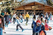 Gross und Klein geniessen die Sonne und die Eisbahn am See, die Organisatoren sind zufrieden. Abends lockt die warme Fonduebeiz. (Bild: Rudolf Hirtl)