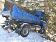 Ein Baum stoppte die Talfahrt des Lastwagens. (Bild: Kapo GR)