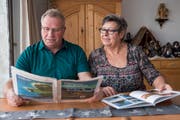 Heinz und Alice Schneider erholen sich gerne beim Campen in der Westschweiz. Da werden schon mal Prospekte studiert. (Bilder: Mareycke Frehner)