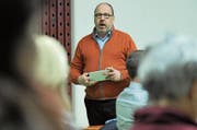 Projektleiter Patrick Deicher orientierte die Bevölkerung von Bauen über die Auswirkungen der Fusion mit Seedorf. (Bild: Urs Hanhart, Bauen, 12. Februar 2019)