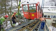Die alte Stoosbahn wird mit einem Grosskran von den Schienen gehoben. (Bilder: Erhard Gick, Schwyz, 13. Februar 2019)
