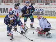 Giacomo Dal Pian (hinten/Nummer 12) glänzte mit einem Tor und einer Vorlage beim 3:0-Sieg von Langenthal über Olten (Bild: KEYSTONE/MARCEL BIERI)