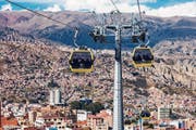 Gondeln an Stahldrahtseilen der Romanshorner Fatzer AG in der Altiplano-Hochebene der Anden in Bolivien. (Bild: Getty (La Paz, 18. Mai 2015))