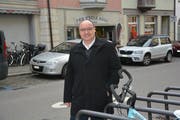 In der Altstadt: Stadtpräsident Markus Birk hinter einem neuinstallierten Veloständer. (Bild: Rahel Haag)