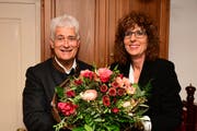 Der scheidende Präsident überbringt die Glückwünsche an seine Nachfolgerin Karin Bischof. (Bild: PD/Werner Lenzin)