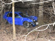 Das Auto des 22-jährigen war rund 30 Meter einen Abhang hinunter gerutscht und im Dickicht zum Stehen gekommen. (Bild: Kapo St. Gallen)