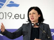 EU-Justizkommissarin Vera Jourova hat am Mittwoch in Strassburg die neue Geldwäscherei-Liste der EU vorgestellt. Insgesamt sind 23 Länder und Gebietskörperschaften gelistet - nicht aber die Schweiz. (Bild: KEYSTONE/EPA/ROBERT GHEMENT)