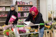 Blumenhändlerinnen arbeiten ihre Einkaufslisten ab. (Bilder: Mareycke Frehner, 13. Februar 2019)