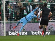Der Schweizer Torhüter Gregor Kobel überzeugt in Augsburg mit soliden Leistungen (Bild: KEYSTONE/EPA/FOCKE STRANGMANN)