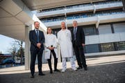 Spitaldirektor Benno Fuchs, Corina Christmann von der Frauenklinik, Thomas Neuhaus vom Kinderspital und Spitalratspräsident Ulrich Fricker vor dem jetzigen Kinderspital am Standort Luzern. Bild: Dominik Wunderli (13. Februar 2019)