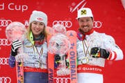 Mikaela Shiffrin und Marcel Hirscher mit den kleinen und grossen Kristallkugeln beim letztjährigen Saisonfinale in Are. (Bild: Marco Trovati / AP, 18. März 2018)