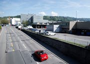 Blick von der General-Guisan-Strasse auf das ZVB-Areal. Zwei FDP-Kantonsräte wollen nun wissen, ob der Regierungsrat in der Nähe des vorgesehenen ZVB-Hauptstützpunktes Potenzial für den Bau von Kanti-Schulräume sieht.(Bild: Stefan Kaiser (Zug, 24. April 2018))