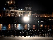 Im Gedenken an die Zerstörung ihrer Stadt: Dresdnerinnen und Dresdner in einer Menschenkette an der Elbe. (Bild: KEYSTONE/EPA/FILIP SINGER)