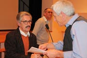Vereinspräsident Richard Holenstein (links) im Gespräch mit dem ehemaligen Bischofszeller Stadtammann, Josef Mattle.