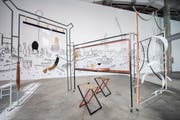 Zin Taylor malte sein kurioses Panorama von St.Gallen direkt auf die Wand. Der Paravent stammt von Kasia Fudakowski. (Bild: Urs Bucher)