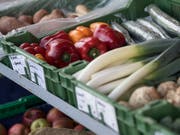 Biologisches Gemüse im Hofladen: der Biomarkt in Europa boomte 2017 und legte um beinahe 11 Prozent zu. Die Schweiz mischt ganz vorne mit. (Bild: KEYSTONE/PETER SCHNEIDER)