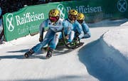 Zu dritt auf einem Schlitten in Richtung Platz 2: Das Team Wiesen vom Sportclub Hulftegg war in Italien erfolgreich. (Bild: PD)