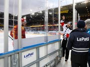 Die flexiblen Banden sind ab nächster Saison so gut wie überall in den obersten beiden Spielklassen installiert (Bild: KEYSTONE/PETER KLAUNZER)