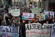 Für eine Teilnahme am Klimastreik vom 18. Januar in St. Gallen blieben auch rund 38 Jugendliche der Kantonsschule Trogen vom Unterricht fern. (Bild: Benjamin Manser)