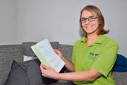 Steffi Imhof mit ihrer Auszeichnung, dem Alumni-Preis. (Bild: Edith Meyer)