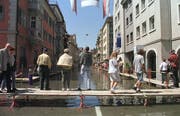 Das Jahrhunderthochwasser in Rorschach: Am 25. Mai 1999 laufen Schaulustige über die ausgelegten Stege in der Hafenstadt. (Bild: Archiv)