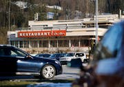 Das 1967 erbaute Haus in Sihlbrugg wird aller Voraussicht nach bald Geschichte sein. (Bild: Stefan Kaiser (Sihlbrugg, 13. Februar 2019))