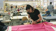 Sina Trinkwalder im Atelier ihres Textilunternehmens manomama, wo sie sozial Benachteiligten Arbeit gibt. Bild: Filmcoopi
