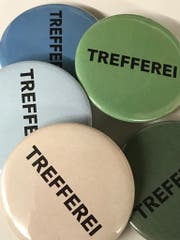 Mit diesen Knöpfen warb das Trefferei-Team für Mithilfe. (Bild: PD)