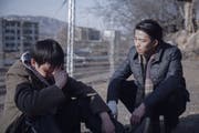 Yu Cheng (rechts) und Bu im Gespräch. Bild: PD/Arsenal