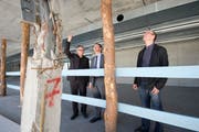Projektmanager Ferdinand Hohns, Bauchef Willi Haag und Architekt Daniel Stauffacher beim Spatenstich. (Bild: Ralph Ribi, 16. März 2012)