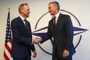 Nato-Generalsekretär Jens Stoltenberg (rechts) und US-Verteidigungsminister ad interim, Patrick Shanahan, bei ihrem Treffen in Brüssel. (Oliver Hosler/EPA, 13. Februar 2019)