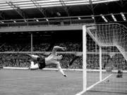 Gordon Banks in seinem Element - der Engländer war einer der besten Goalies seiner Zeit (Bild: Keystone/AP/PA)